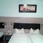 Garni Wolfgang فندق 3*
